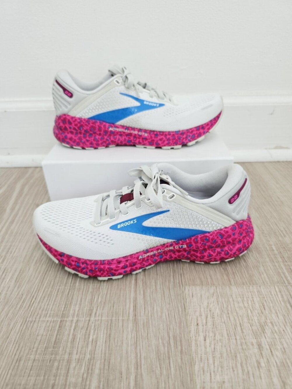Brooks Womens Adrenaline GTS 22 Sneaker Running Shoes 6 Pink White Lace Up